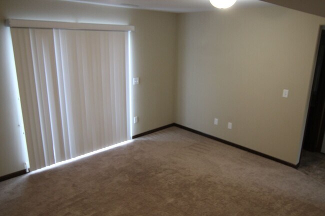 Building Photo - 4 Bedroom, 3 bath close to University