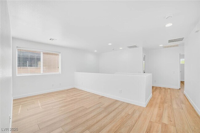 Building Photo - 2872 Strathallan Ave