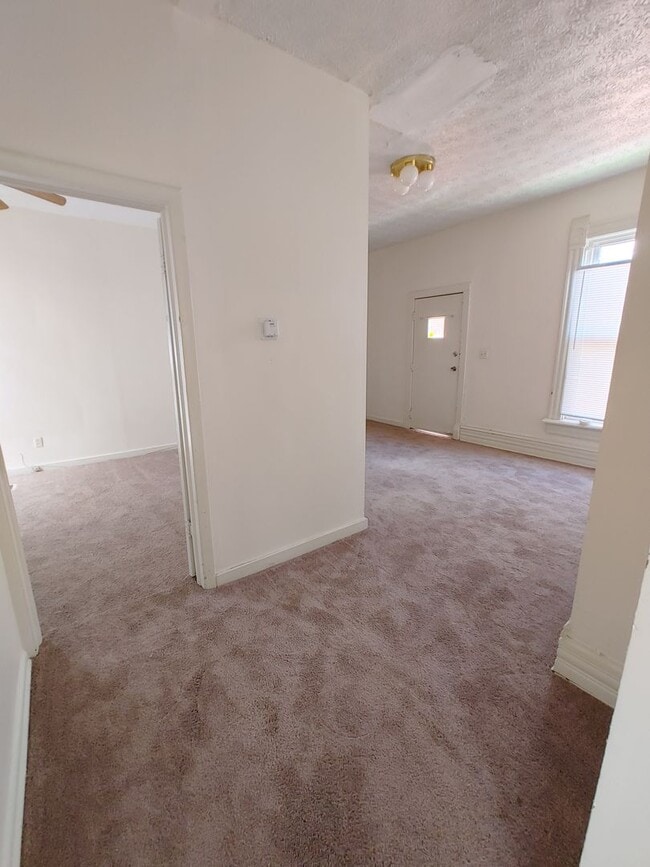 Building Photo - COMPLETELY UPDATED!! 2 bed/1 bath Close to Wexner Medical Center!