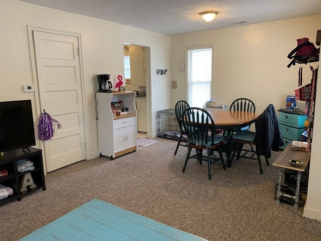 Building Photo - Charming 2 Bed/1 Bath Home Near the K-Stat...