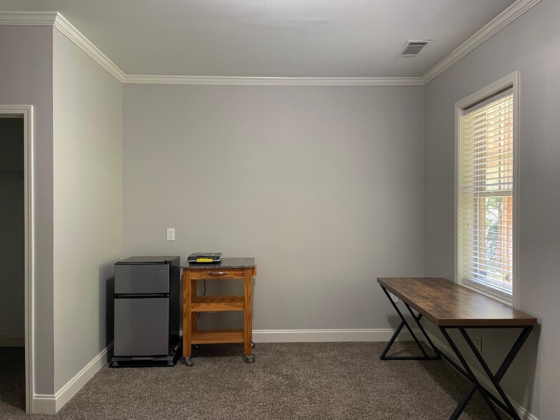 Building Photo - 1964 Sterling Oaks Cir NE