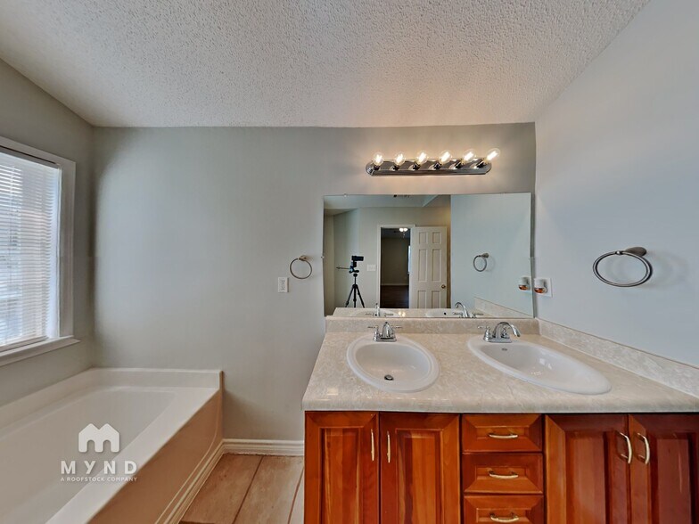 Building Photo - 5757 Village Loop