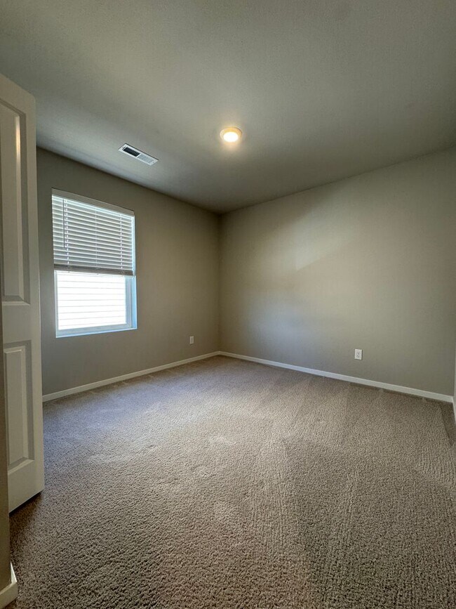 Building Photo - Modern 4-Bed Home for Rent