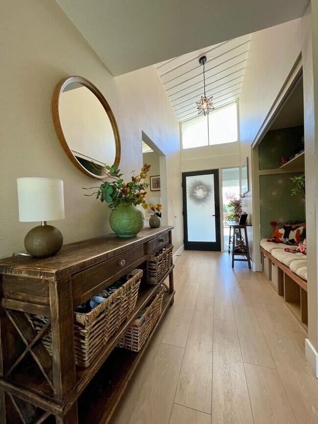 Building Photo - Gorgeous Mid century Modern home in San Carlos