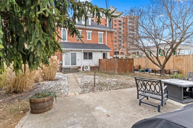 Building Photo - 640 Neil Ave