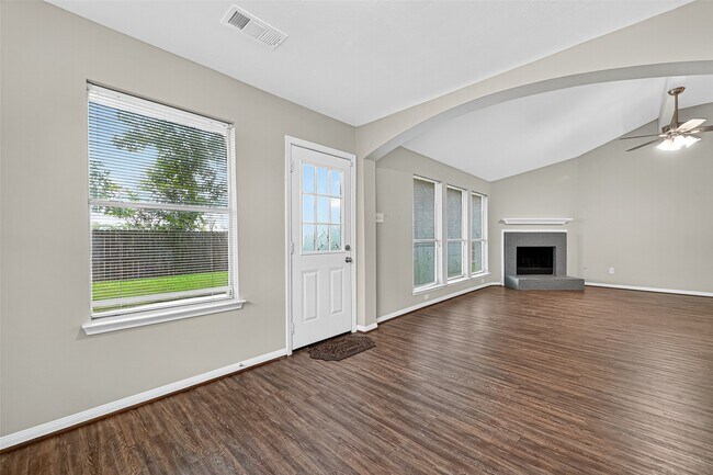 Building Photo - 17162 Summer Hollow Dr