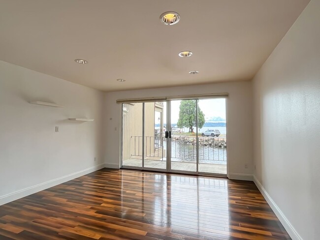 Building Photo - Waterfront 2bd/1bth Condo Downtown Kirklan...
