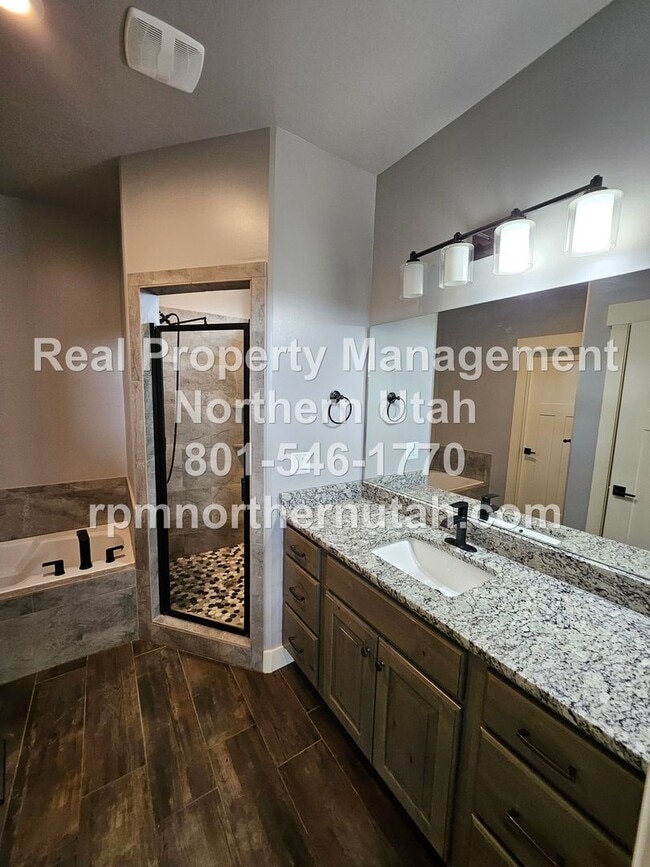 Building Photo - 3 Bedroom 2 Bath Duplex in Perry Now Avail...