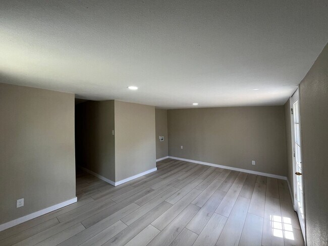 Building Photo - Remodeled 3 Bedroom 2 Bath Home