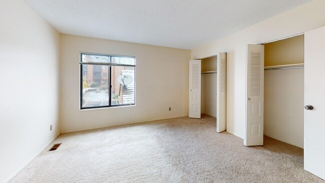 Building Photo - 449 S Wright St