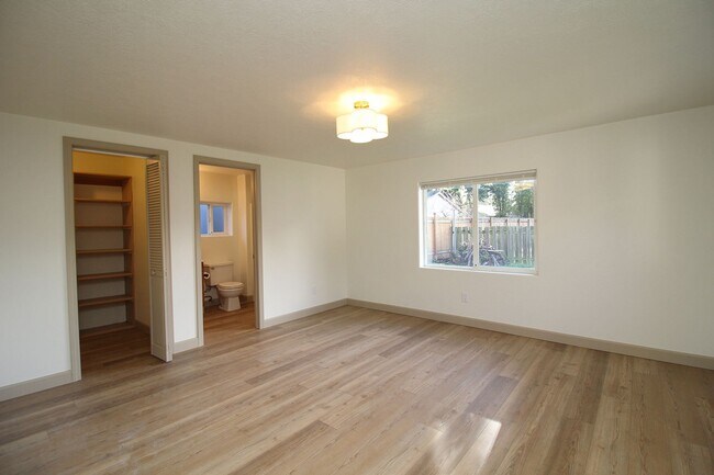 Building Photo - 11318 NE Siskiyou St