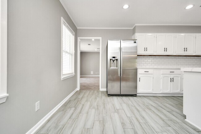 Building Photo - 8034 Ridgeview Dr