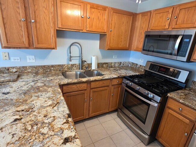 Building Photo - 408 Woodview Cir