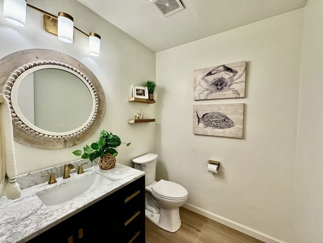 Building Photo - READY 06-11-26!! Fantastic Condo By The Beach! Fenced Patio - All Appliances - Community Pool!