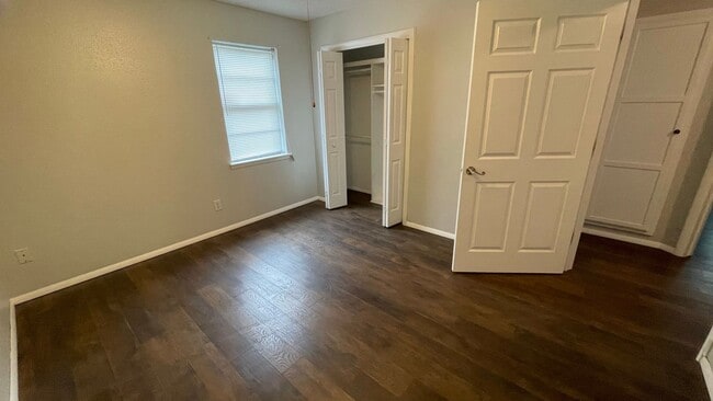 Building Photo - inviting & comfortable3 Bed 1 Bath House