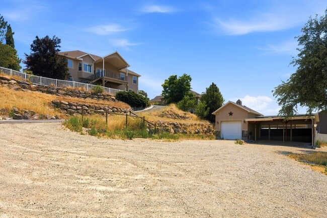 Building Photo - 722 W Webb Rd