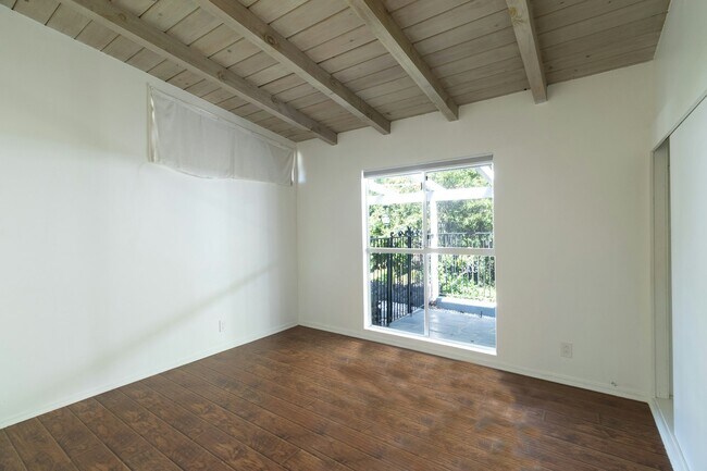 Building Photo - 5652 Fallbrook Ave