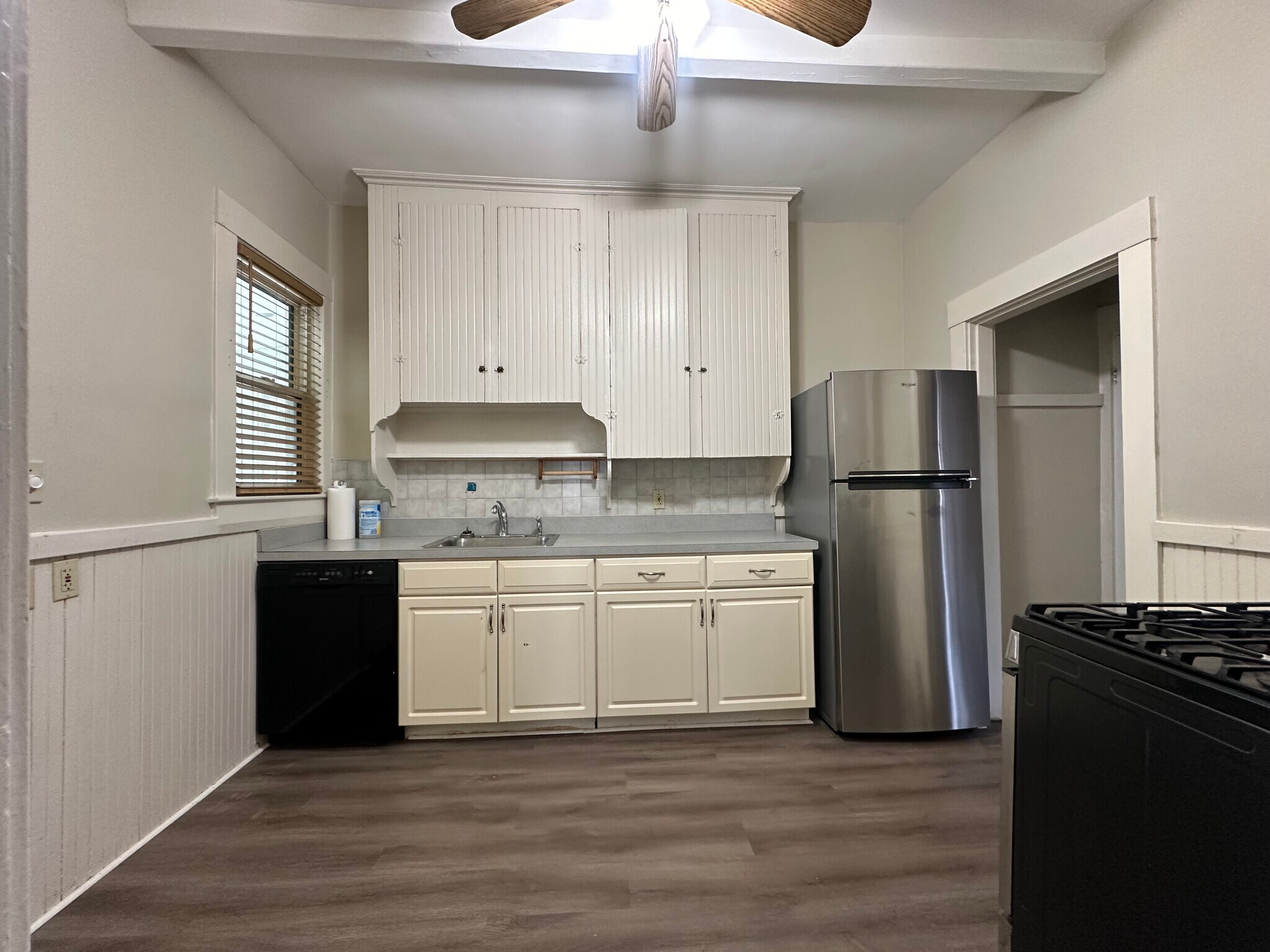 Functional kitchen with ample cabinet space - 9 Buxton Ct