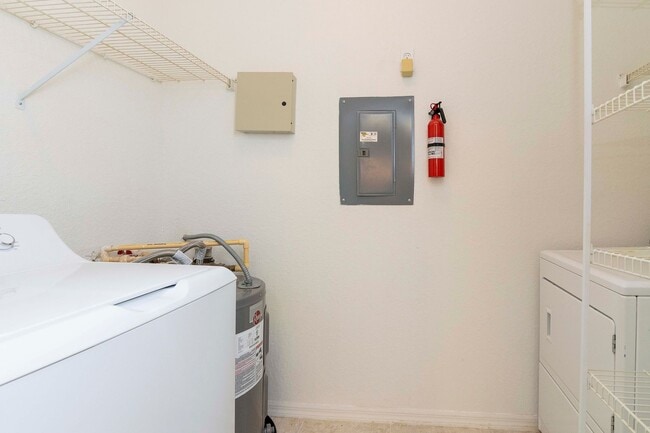 Building Photo - Remodeled and Upgraded -2nd Floor - 1 Bed 1 Bath Condo For Lease