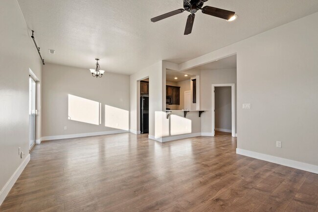 Building Photo - ** Move-In Bonus!** 3 Bed 2.5 Bath Townhome off Main Street