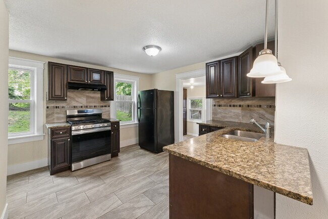Building Photo - Charming 2-Bedroom Home! FIRST MONTH FREE!