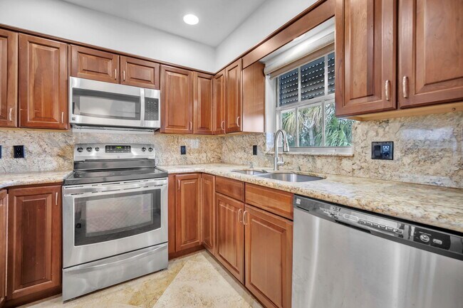 Building Photo - 2400 NE 36th St