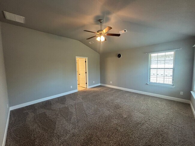 Building Photo - 4 Bedroom 3 Full bath Dream home located i...