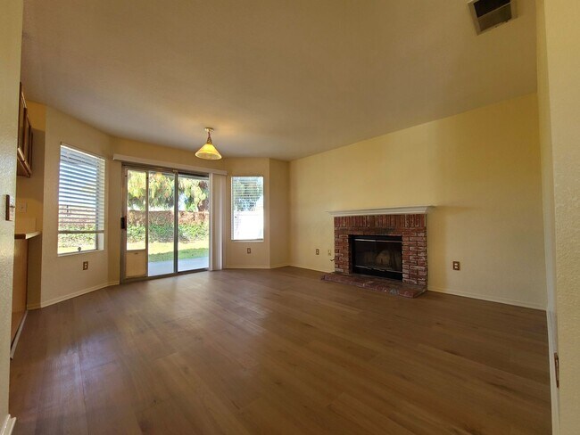 Building Photo - Two-Story 4-Bedroom Home in San Bernardino!