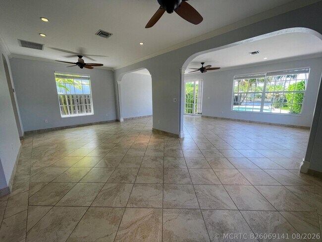 Building Photo - 929 NE 18th Ct