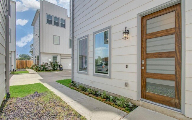 Building Photo - 1741 Cove Cres Ct
