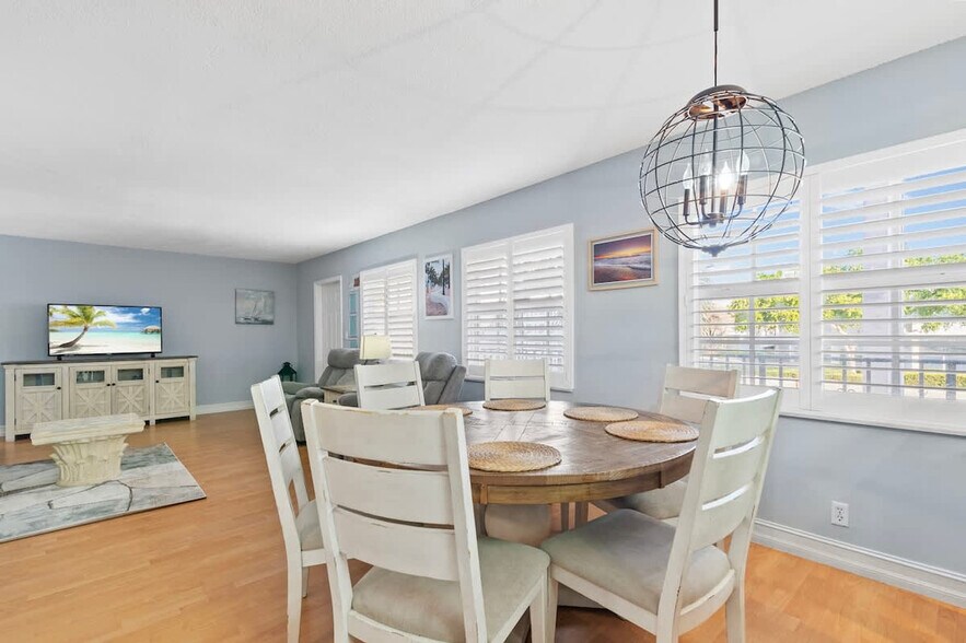 Building Photo - 2424 NE 9th St