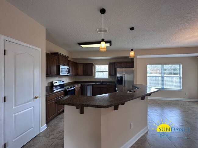 Building Photo - Spacious 3 Bedroom Home in Mary Esther!