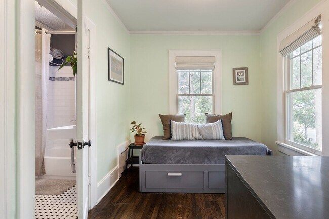 Building Photo - Beautiful 2bd/2ba Bungelow in Kirkwood wit...