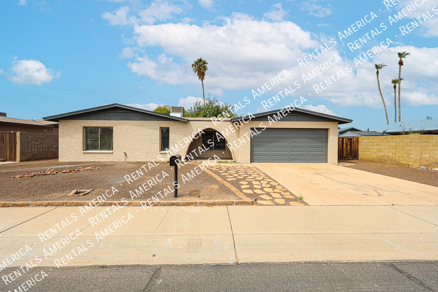 Building Photo - 10642 N 47th Dr