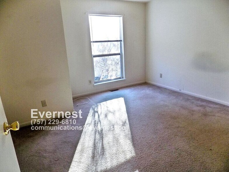 Building Photo - 3835 Staffordshire Ln
