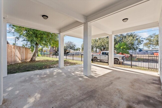 Building Photo - 1910 Bayou Shore Dr