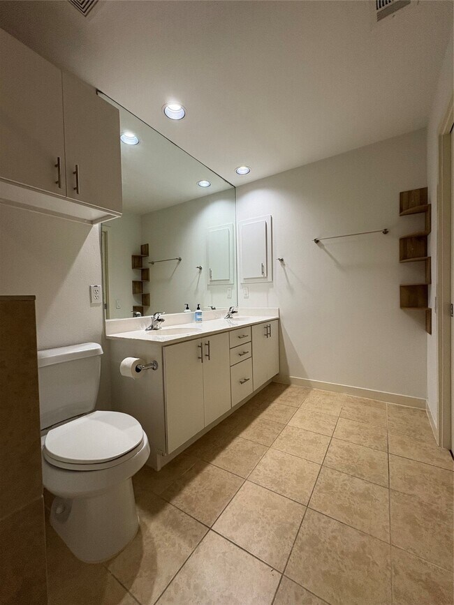 Building Photo - 2918 Commerce St