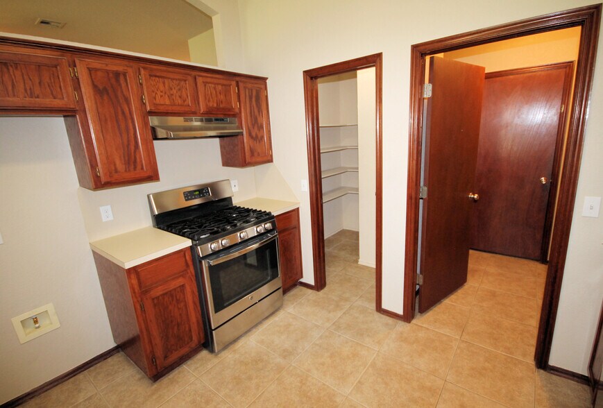 KITCHEN WITH GAS RANGE/STOVE - 16405 Osceola Trl