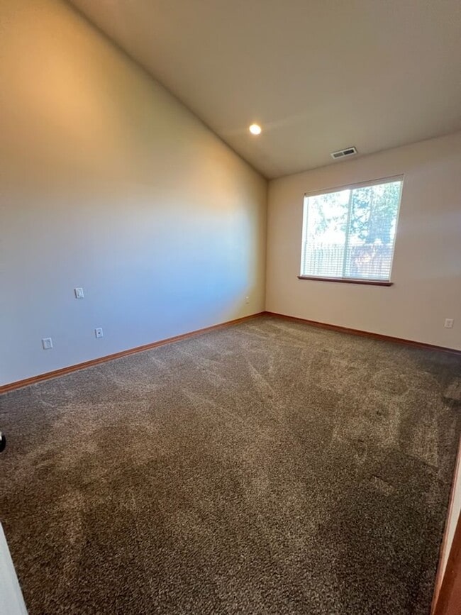 Building Photo - 3 bed/2.5 bath townhome! Double garage, a/...