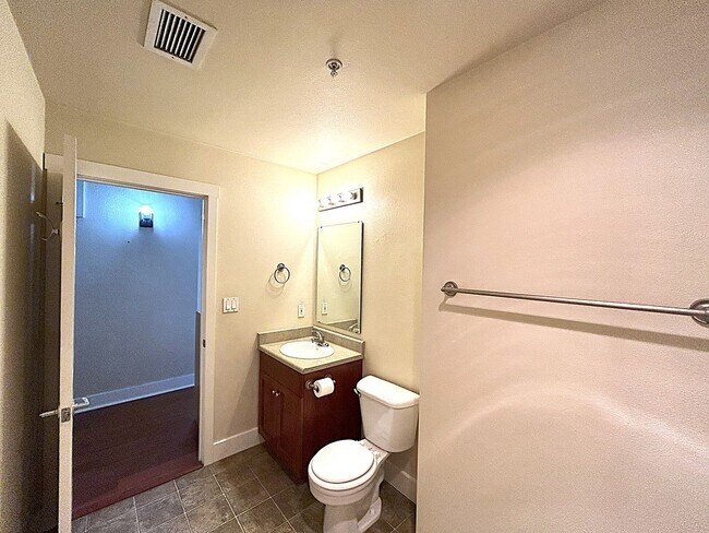 Building Photo - Your Landmark Lifestyle Starts Here: 1BR w...