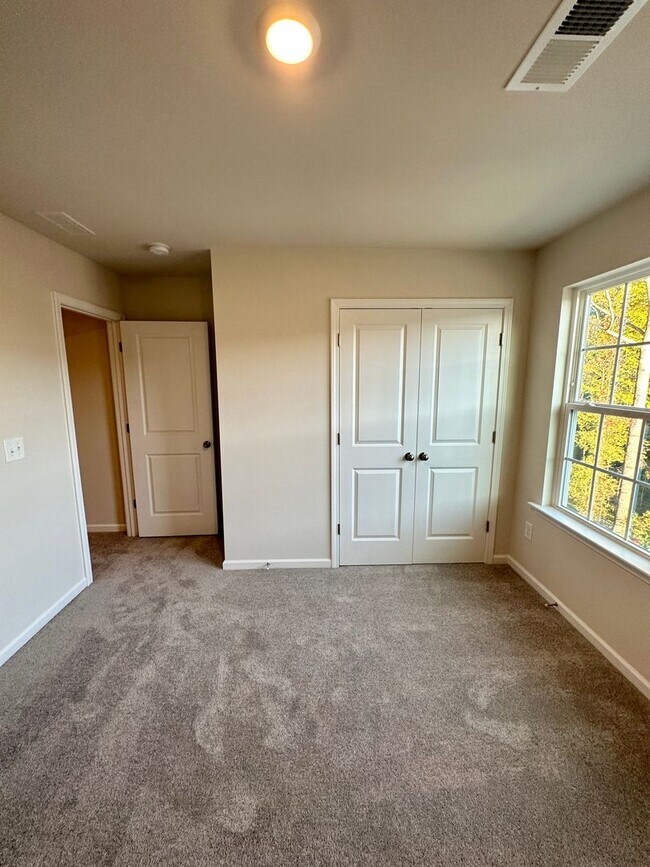 Building Photo - Elegant Townhome located in Ballantyne!