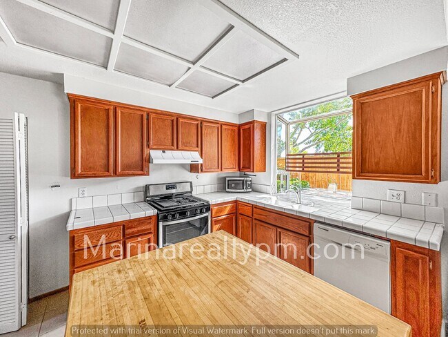 Building Photo - Charming 4 bedroom 2.5 bath in Glen Cove, ...