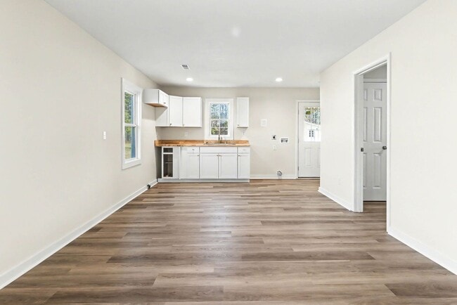 Building Photo - Completely remodeled 3 br 1 bath located in Evergreen NC east commute to Lumberton, Whiteville, E...