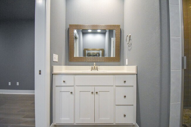 Building Photo - Luxurious 4 Bedroom, 3.5 Bathroom Home In Fayetteville, AR