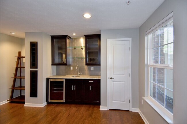 Building Photo - 616 Edison Dr