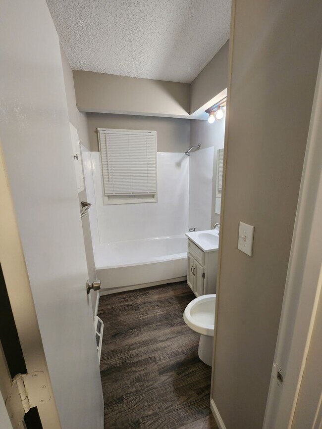 Building Photo - AVAILABLE NOW! Liberty Home 3 Bed 2 Bath 2...