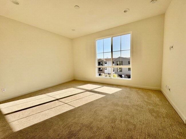 Building Photo - BRAND NEW 4 BED, 3.5 BATHS, 2070 SQ FT TOWNHOME BY KH HOMES