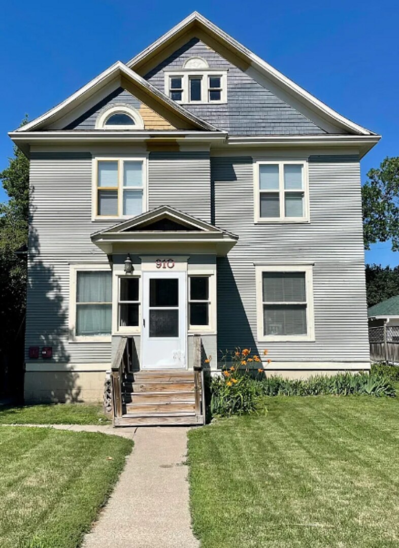 Building Photo - 910 S Washington St