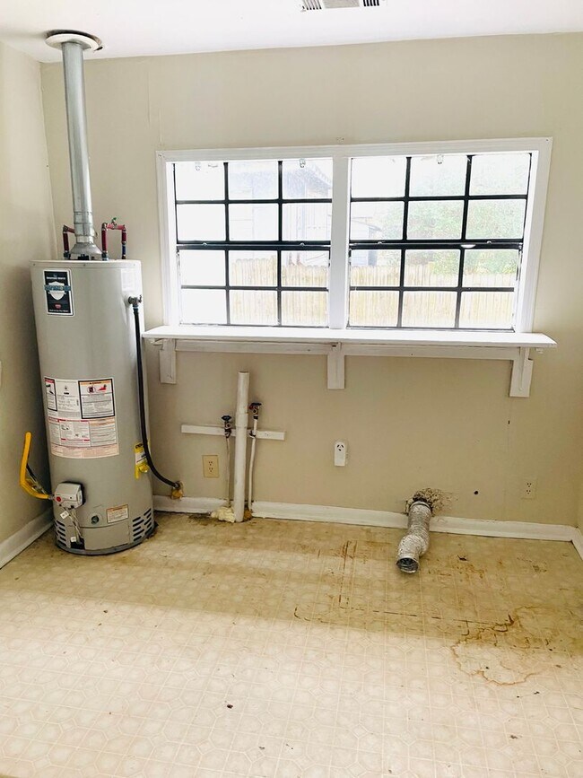 Building Photo - ** 3 bed 1 bath located close to Jackson Hospital ** Call our self showing number to schedule a t...