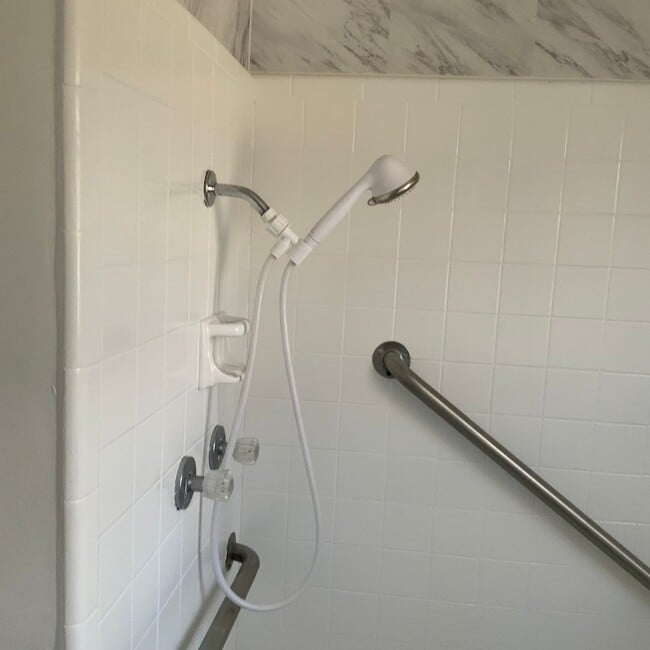 Building Photo - 200 Sunset Dr